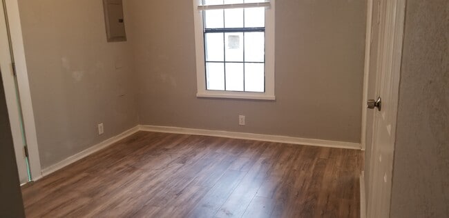 Photo - 143 Tremlett Ave