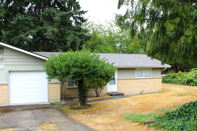 Building Photo - Updated 2 Bedroom Duplex with Garage and P... Rental