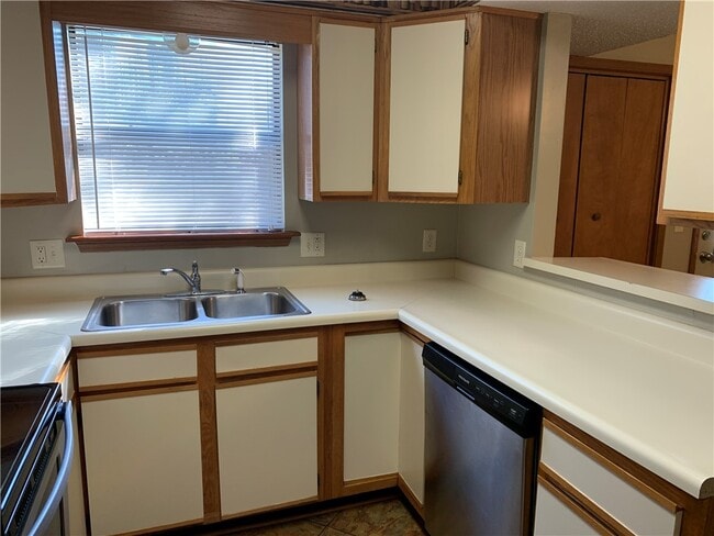 Photo - 460 N Garrett St