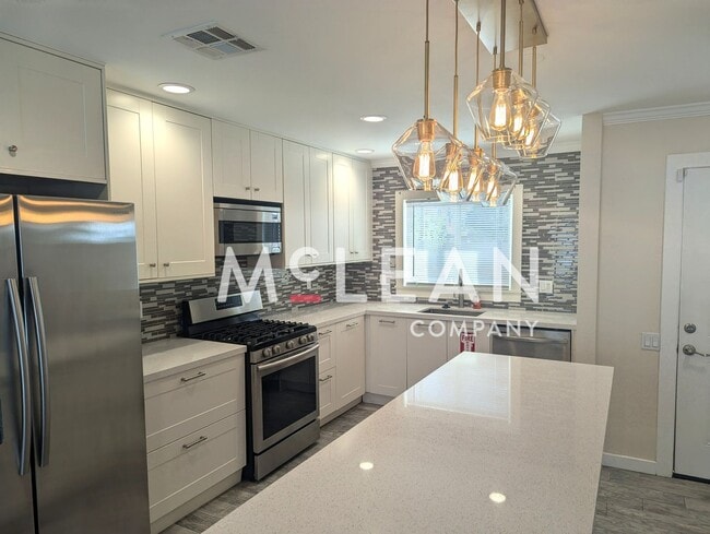 Building Photo - Desirable 3 bedroom home with Pool