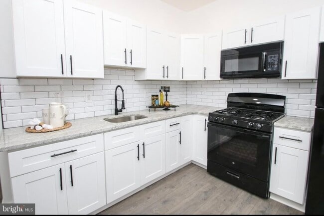 Building Photo - 631 E Locust Ave Unit 2