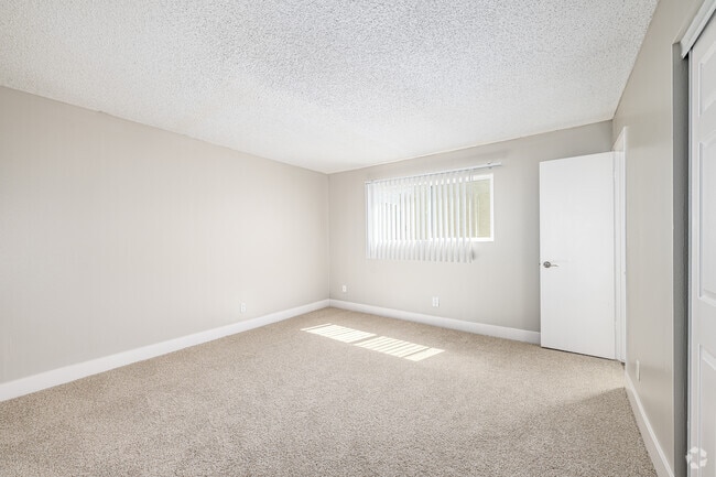 2BR, 2BA - 860SF - Primary Bedroom