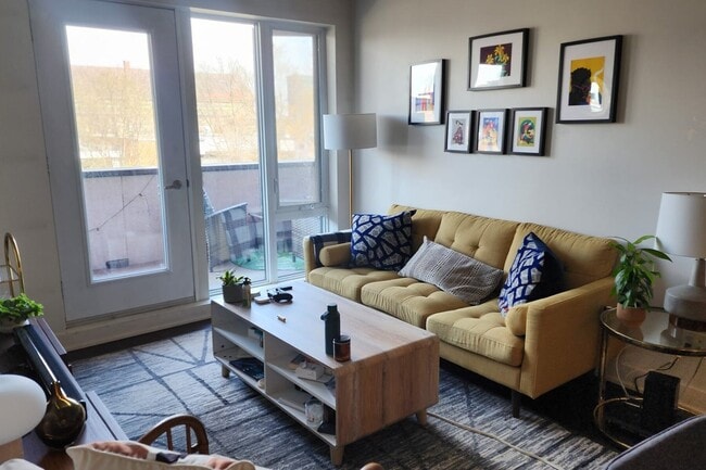 Building Photo - 2085 Av Av Papineau, Unit 404