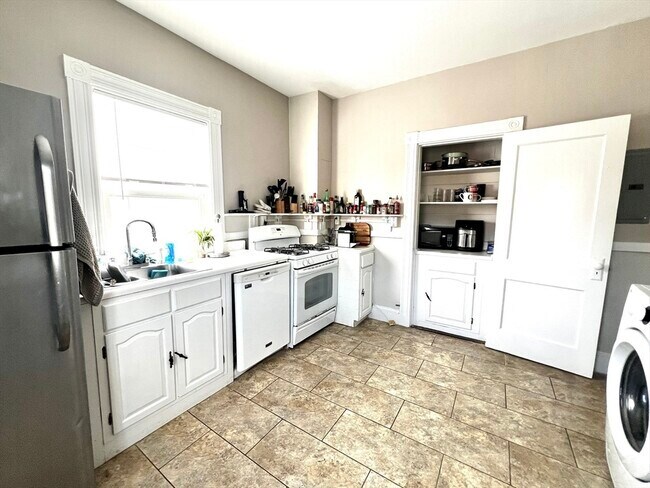 Building Photo - 20 Winslow Rd Unit 2 Rental