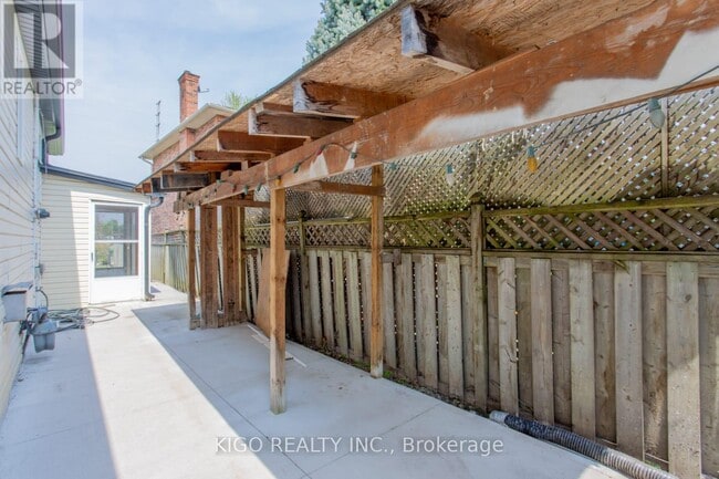 Photo - 1328 Cawthra Rd