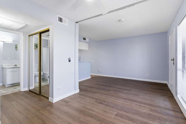 Photo - Top-floor studio apartment! Recently renovated with brand new flooring and paint throughout. Unidad 28