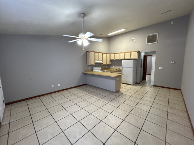 Photo - Spacious 1 Bedroom 1 Bathroom! Located Off Ocala Road.