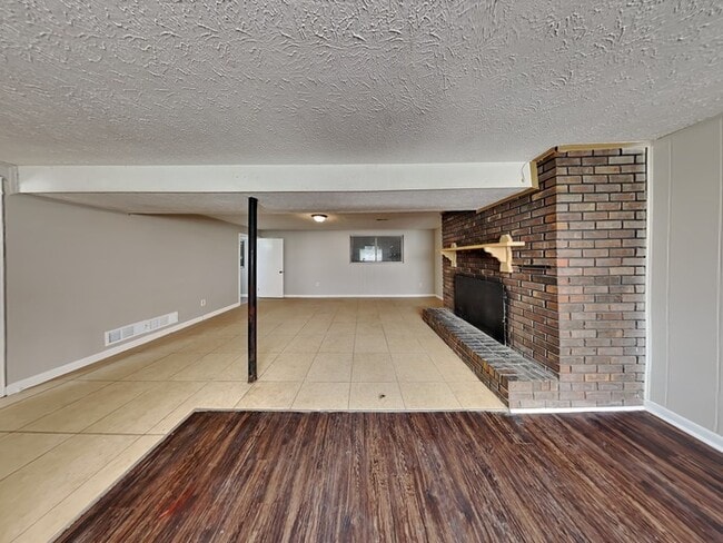 Photo - Lease by 9/15 & get Sept rent FREE Nice 4 ...