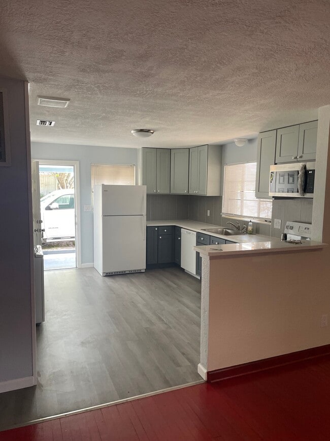 Photo - 810 8th Ave SW