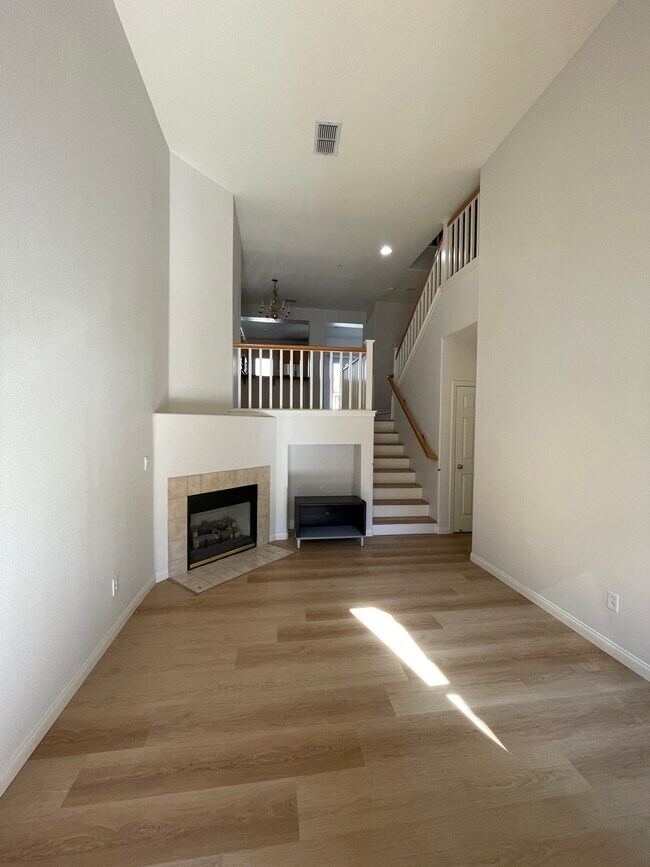 Photo - 1117 Yates Way