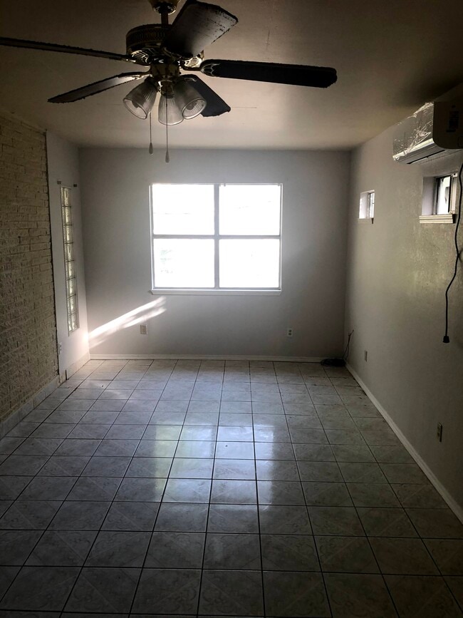 Bonus Room 20x11, Has it own air condition and heating (mini splits).