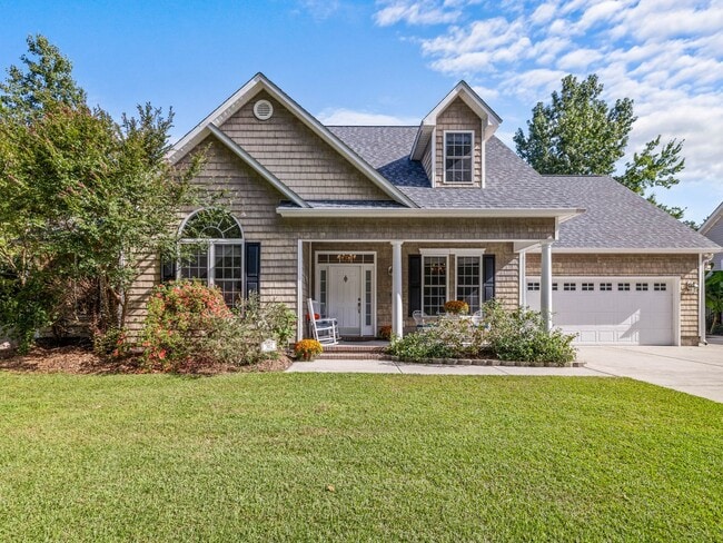 Building Photo - Beauty by the Water!