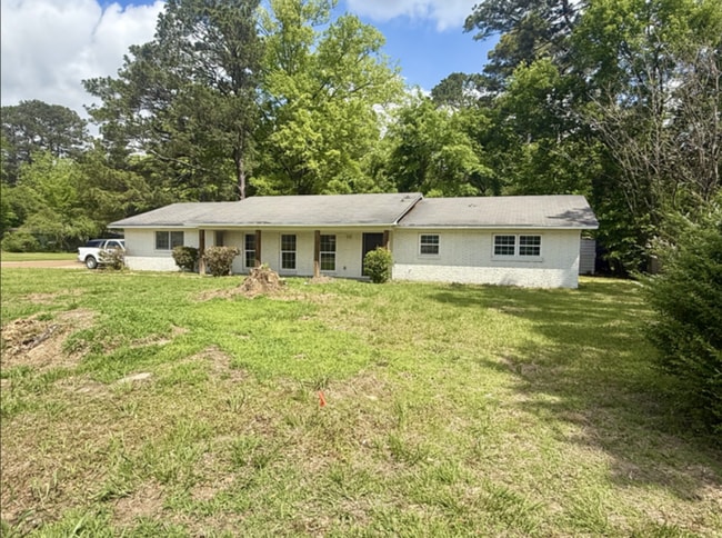 Building Photo - 3 bed 2 bath home recently renovated