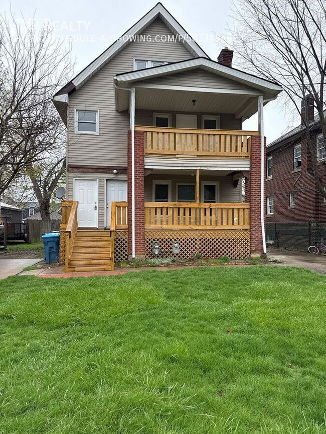 Photo - 1174 W 8th St