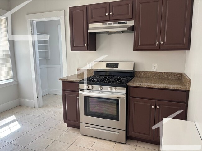 Building Photo - Huge, newly renovated 3 bed unit near Oak ... Rental