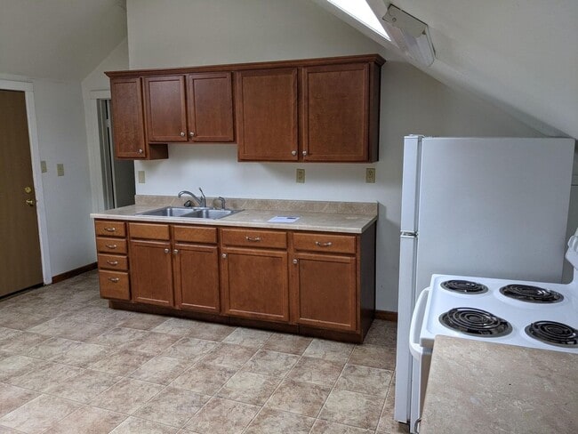 Photo - FALL 2026 AVAILABILITY!!!  2-bedroom, 1-bath apartment across from Kinnick and UIHC Unidad 727-UP