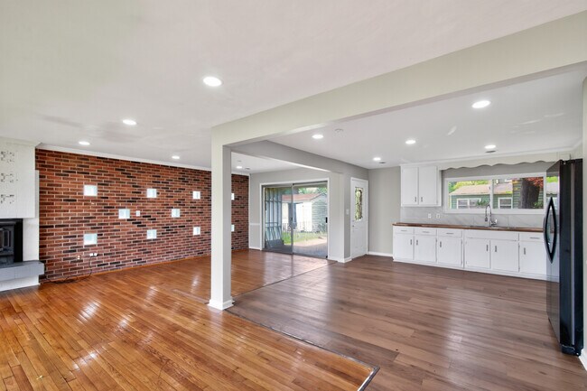 1027 Leon Ln