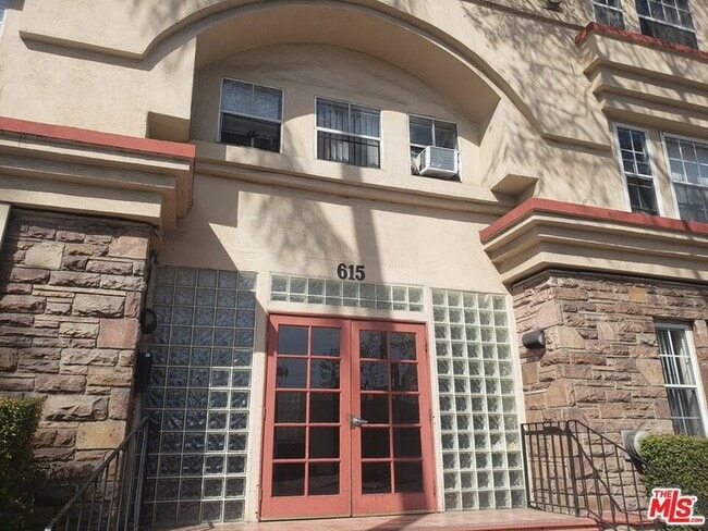 Building Photo - 615 N Rossmore Ave