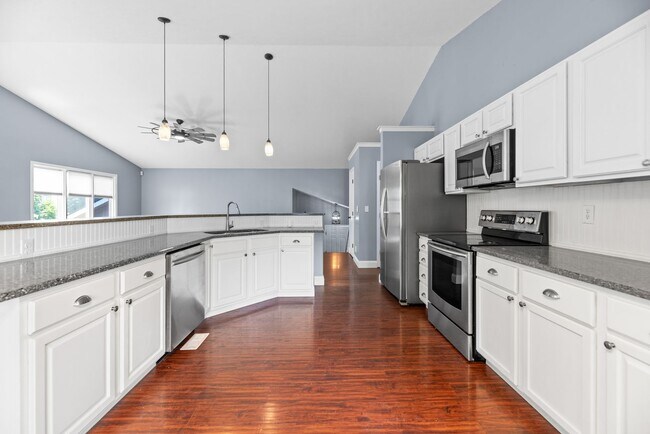 Photo - 2 WEEKS FREE!! Beautiful 5 bedroom home in...