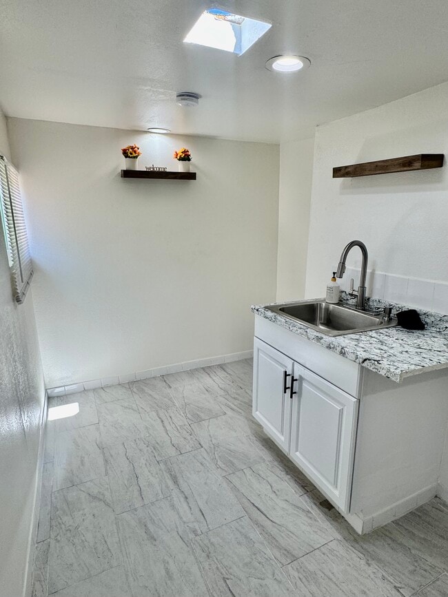 Building Photo - 2624 Live Oak St Rental