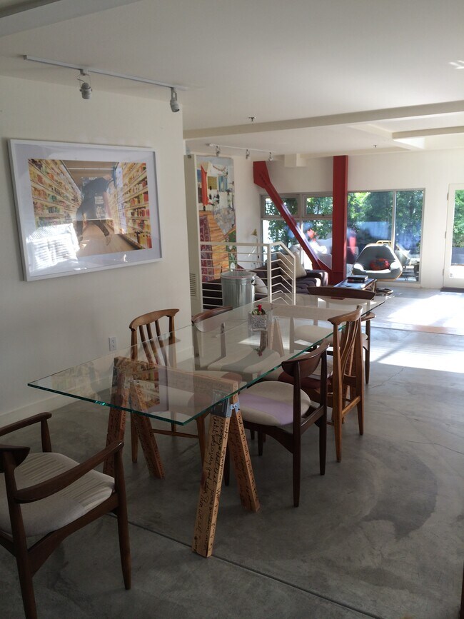 large open dining room/meeting room - 615 Hampton Dr Unit D301