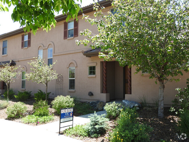 Building Photo - Enclosed Private Patio Rental