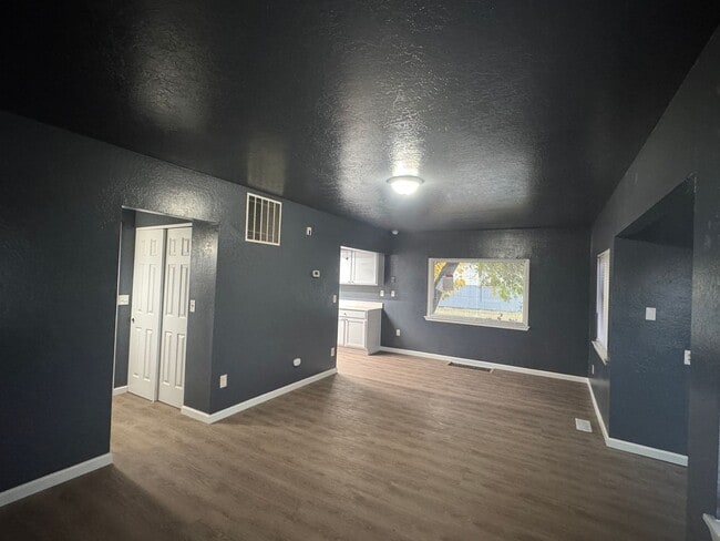 Building Photo - y80215 Unit 1