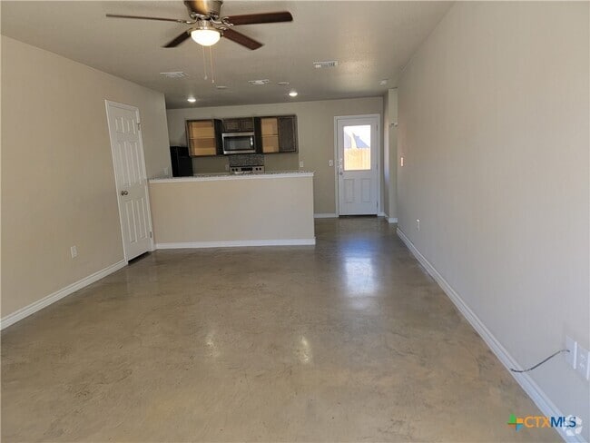 Building Photo - 507 Stringer St Rental