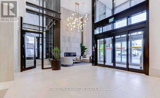 Photo - 2020 Bathurst St Unit 210