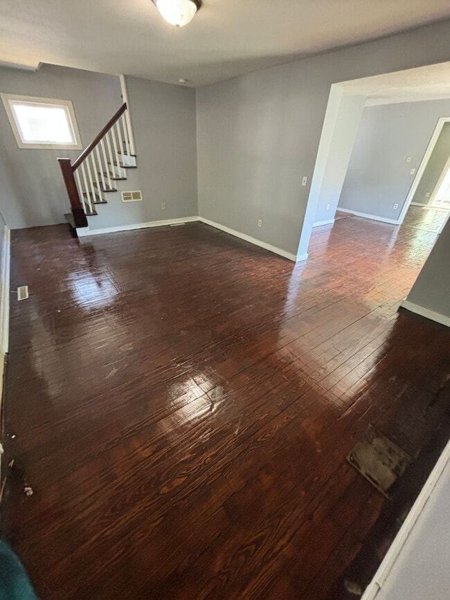 Photo - Large 4 Bedroom 1.5 Bathroom HOUSE SPECIAL