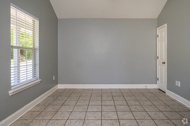 1BR, 1BA - 600SF - Living Room - Heatherwood