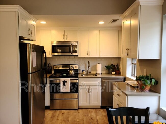 Building Photo - 1720 Queens Ln Unit 3-170