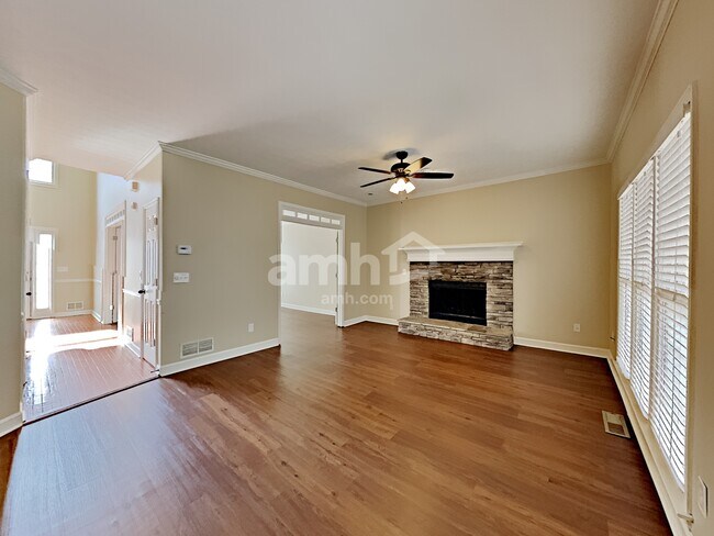 Photo - 303 Lismore Ter