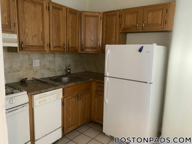 Building Photo - 240 Kelton St Unit 3 Rental