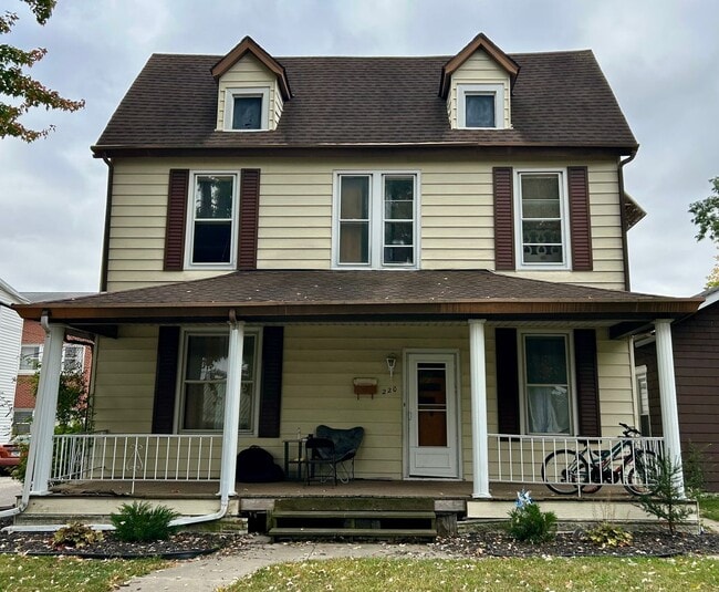 Building Photo - 220 W Cherry St Unit 1