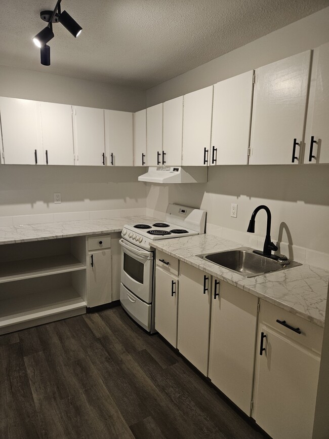 Photo - 16315 96A Av NW