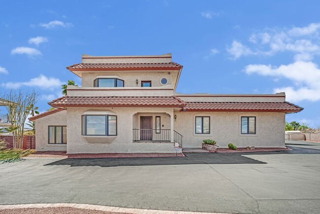 Stunning Tri-Level Custom Home! - Stunning Tri-Level Custom Home!