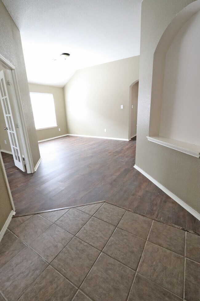 Photo - 1000 Warbler Ln