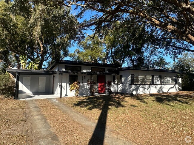 Building Photo - Lake Como Home w/fenced yard