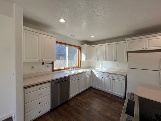 Photo - Amazing 3 Bd 2 Bath home in Historic Gladstone! Attached garage and Private yard! Easy access to ...