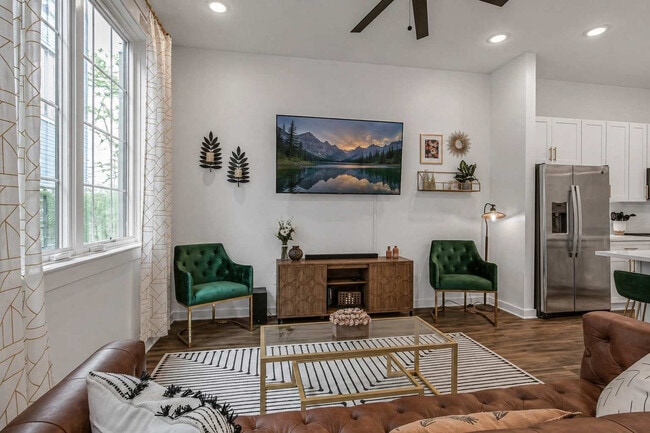 Building Photo - 738 Douglas Ave