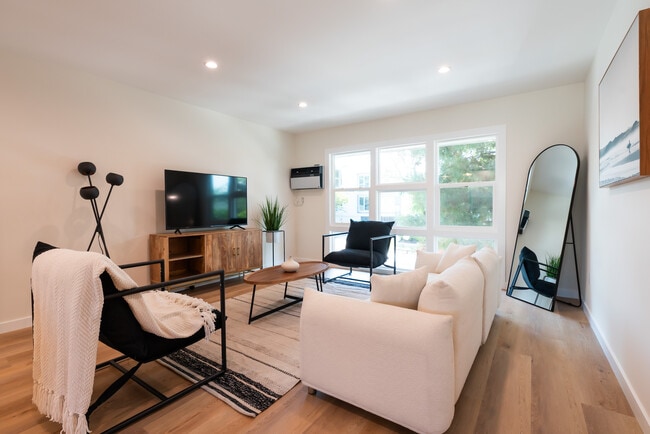 Photo - 1319 Havenhurst Dr