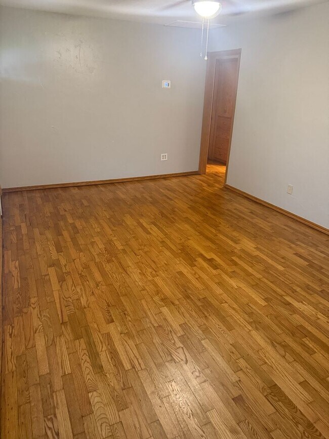 Photo - Charming 2-Bedroom Home for Lease – El?Ren...