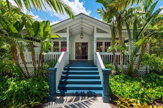 Photo - 708 SE Riverside Dr