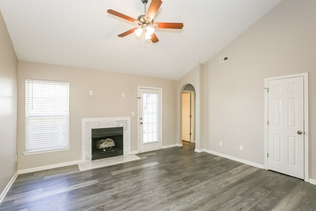 Photo - 2007 Duke Adam St