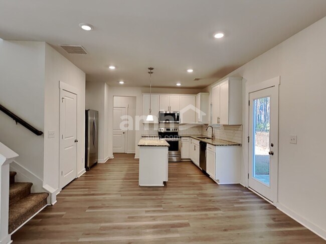 Photo - 85 Landsdown Xing