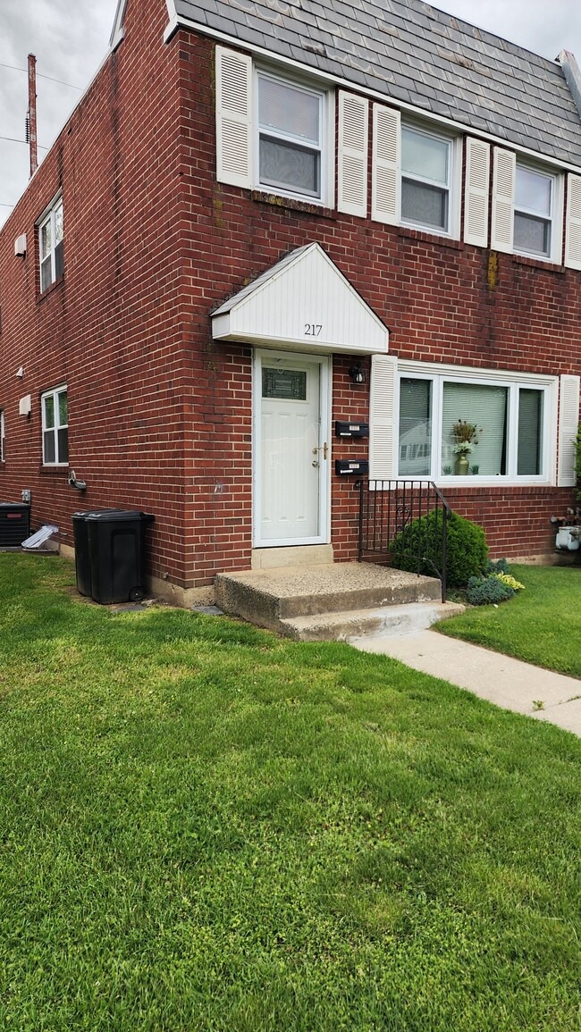 Photo - 217 E Maryland Ave Unit Apt B
