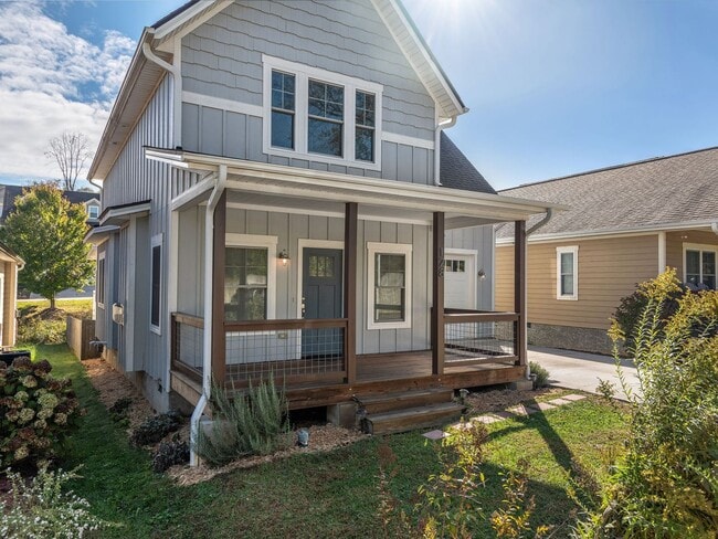Photo - Darling Woodfin House