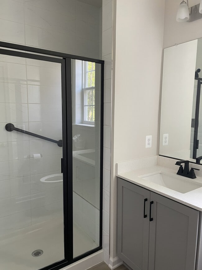 Baño del piso principal (conectado a la cama 5) - 10910 Meridian Hill Way