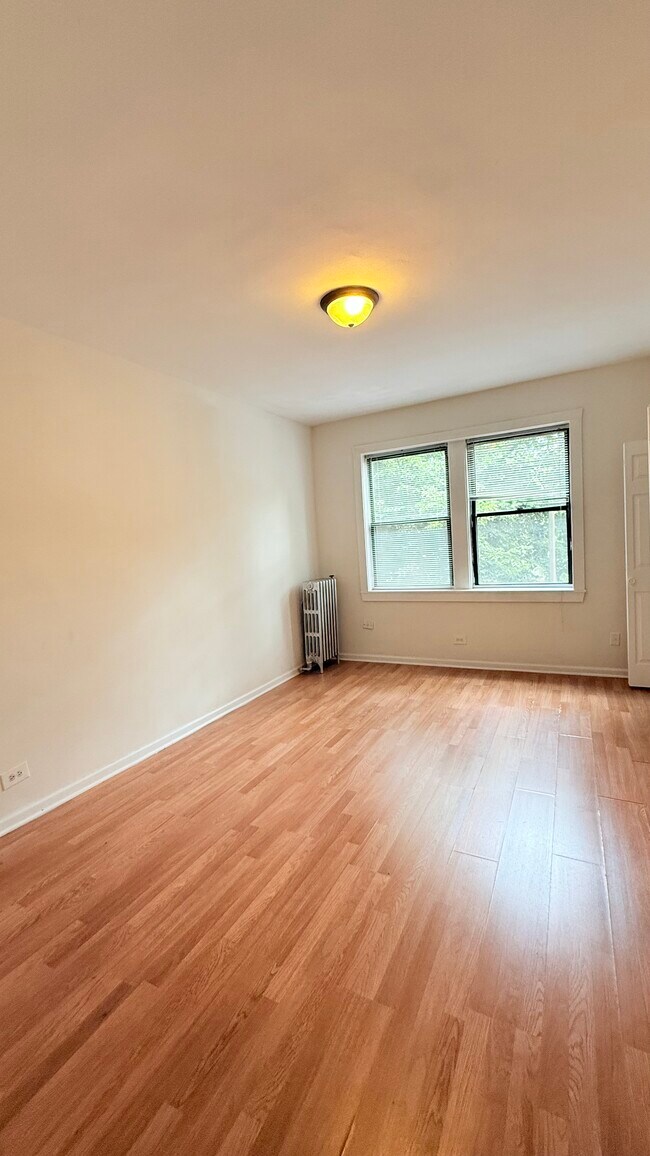 Building Photo - 839 W Sheridan Rd Rental